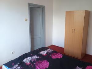 a bedroom with a bed and a closet at Apartament Central in Piatra Neamţ