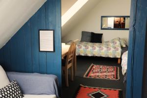 a attic room with a bed and a table at Guesthouse Grønnegade in Stubbekøbing