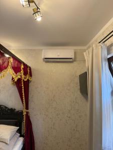 a bedroom with a bed and a air conditioner on the wall at Tadż Mahal Apartament in Sulechów