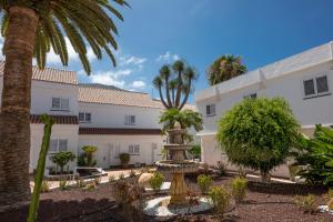 a courtyard with a fountain in front of a building at Ona Los Claveles in Los Cristianos