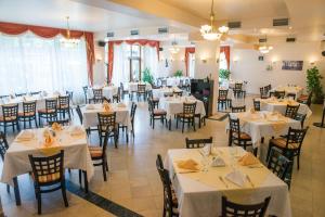 Un restaurante o sitio para comer en Casa Vanatoreasca