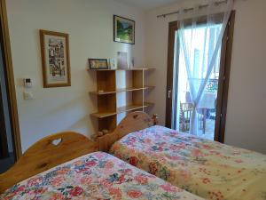 a bedroom with two beds and a window at Modern appartmenr in Bozel