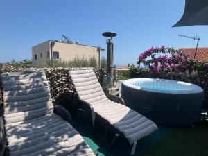 a bench and a bath tub in a yard at Zupan apartments in Ližnjan
