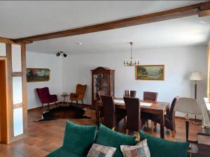 ein Esszimmer mit Tisch und Stühlen in der Unterkunft SollingNest in Uslar