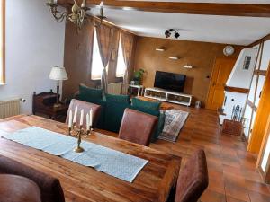ein Wohnzimmer mit einem Tisch und einem Sofa in der Unterkunft SollingNest in Uslar