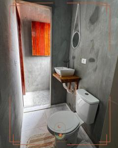 ein Badezimmer mit weißer Toilette und Waschbecken in der Unterkunft Pousada Recanto da Gê in Buíque + 90 Fotos