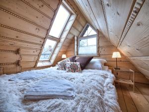 sypialnia z dużym łóżkiem w domku na drzewie w obiekcie VisitZakopane - Hill Apartment w Zakopanem