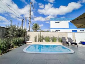 a swimming pool in the middle of a patio at Casa c/ piscina e churrasqueira para até 6 pessoas in Limeiro