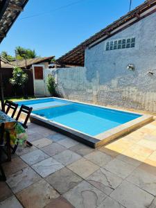a swimming pool in a yard next to a building at Casa Alemao Águas Belas in Cascavel