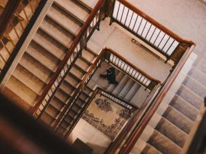 an overhead view of a person walking down stairs at Fairmont Hotel Vier Jahreszeiten in Hamburg