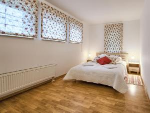 una camera con un letto e due finestre di VisitZakopane - Garden Apartment a Zakopane