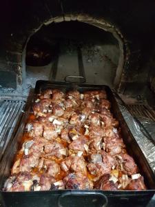 un montón de pollos cocinando en un horno en Brani Family Hotel, en Ruse