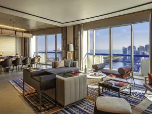 a living room with a view of the city at Swissotel The Stamford Singapore in Singapore +145 photos