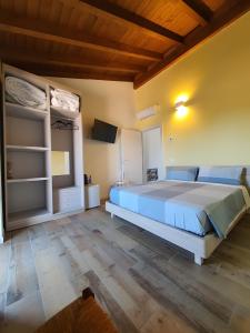 a bedroom with a large bed and a wooden ceiling at La Cà de' mi Vecc in Fino Mornasco