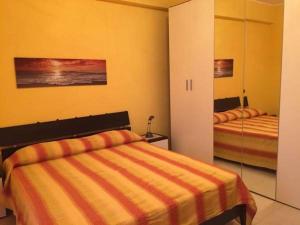 マスカリにあるCasa vacanze da Rosy 1のベッドルーム1室(ベッド2台、鏡付)