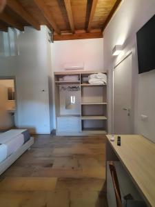 a room with a bed and a desk in a room at La Cà de' mi Vecc in Fino Mornasco