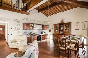 una cucina e un soggiorno con tavolo e sedie di Castello di Fulignano a San Gimignano