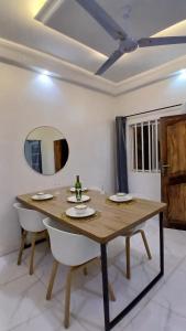 a dining room with a wooden table and chairs at Villa de 3 chambres avec jaccuzzi in Porto-Novo