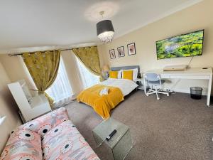 a bedroom with a bed and a desk in it at Spacious 5BR House Free Parking hatfield in Hatfield