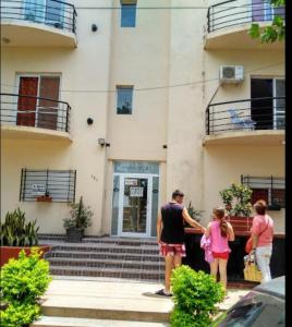 a man and two girls standing outside of a building at Ayalata del Rio in Colón