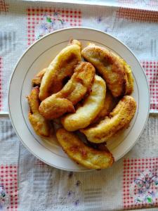 a plate of fried onion rings on a table at Kafdarun Homestay in Dokkor