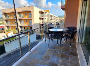 a balcony with a table and chairs on a balcony at Shell Bay Retreat in São Martinho do Porto