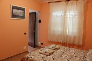 a bedroom with a bed with two towels on it at Agriturismo I TRE TIGLI in Rignano Flaminio