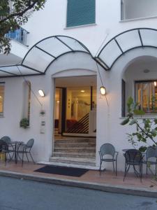 een ingang naar een gebouw met stoelen en een tafel bij Hotel Al Capo in Varigotti