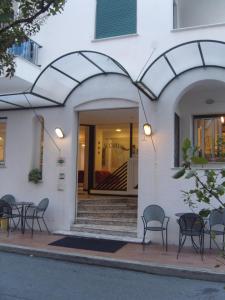 ein Eingang zu einem Gebäude mit Stühlen und einem Tisch in der Unterkunft Hotel Al Capo in Varigotti