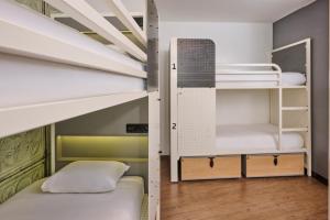 ein Zimmer mit zwei Etagenbetten in der Unterkunft Generator Paris in Paris