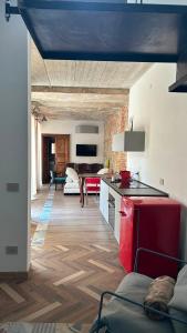 a room with a kitchen and a living room at Residenza SOGNO in Biella