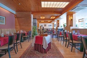 a restaurant with tables and chairs in a room at Schlossberghotel Oberhof in Oberhof