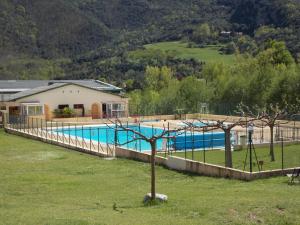 a swimming pool in front of a house at Maison classée 3 étoiles avec garage et 2 terrasses in Arles-sur-Tech