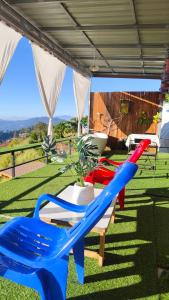 a blue and red lounge chair on the grass at หยดฝน โฮมสเตย์ in Mon Jam