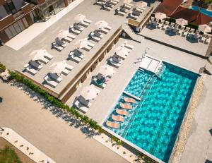 an overhead view of a swimming pool with chairs and umbrellas at Németh Resort in Sovata