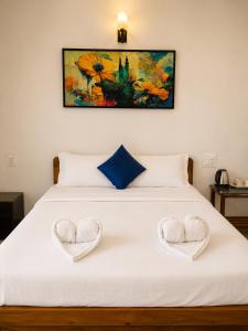 a bedroom with a bed with two hearts on it at Casa de Arambol in Arambol