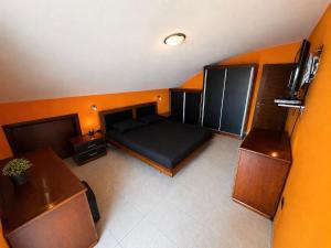 an overhead view of a bedroom with a bed and a desk at Penthouse Bečići Apartament in Bečići