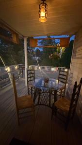 a table and chairs on a screened porch with a table and chairs at Cannon House Retreat in Fayetteville +6 photos
