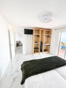 a white room with a rug on the floor at Nido del Sol in Guía de Isora