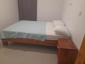 a bed with white sheets and pillows in a room at Résidence habitat nimbo in Bouaké