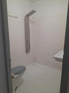 a bathroom with a toilet and a sink at Résidence habitat nimbo in Bouaké