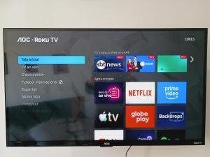 a television screen with a bunch of different websites at Parque Ecológico - Studio 3 - Térreo in Indaiatuba