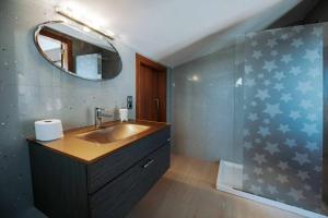 a bathroom with a sink and a mirror at Casa La Vinya "Alto Standing" in Palamós