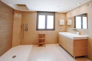 a large bathroom with a sink and a shower at Casa La Vinya "Alto Standing" in Palamós