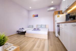 a small room with a bed and a kitchen at Black Sea Pearl in Krapets
