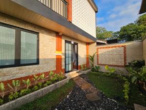 a side view of a house at Kala Senja Guest House in Sukawati