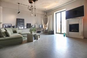 a living room with a couch and a fireplace at Ohlerich Speicher App_ 17 in Wismar