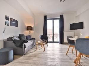 a living room with a couch and a table at Ohlerich Speicher App_ 08 in Wismar
