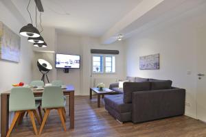 a living room with a couch and a table at Ohlerich Speicher App_ 04 in Wismar