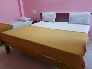 Postel nebo postele na pokoji v ubytování Sujan Residency's